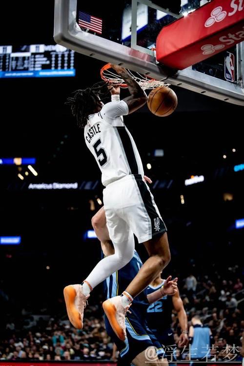 卡斯尔抢板快攻全场飞驰 旋转上篮命中 卡斯尔抢板快攻全场飞驰 旋转上篮命中