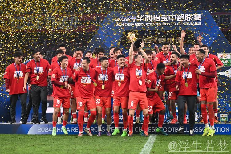 上海海港捧起本赛季中超联赛冠军奖杯! 上海海港捧起本赛季中超联赛冠军奖杯!