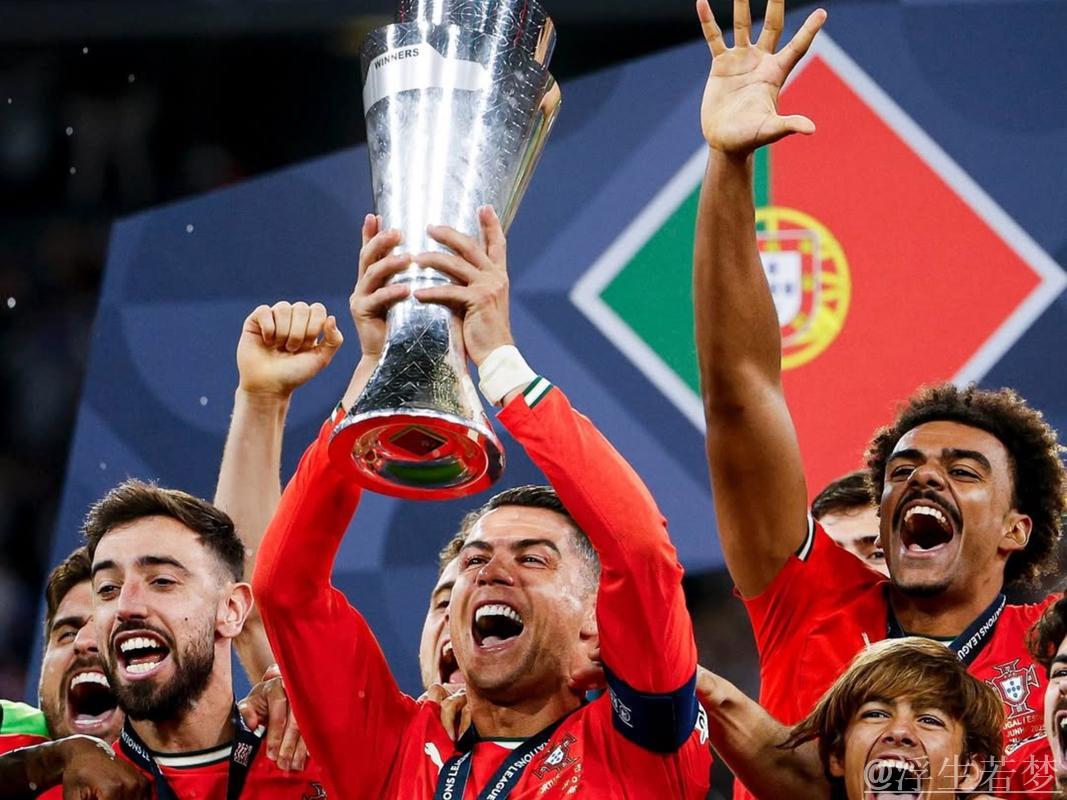 40岁C罗再夺欧国联,泪洒现场高举奖杯,收获第36冠并创5大纪录 40岁C罗再夺欧国联,泪洒现场高举奖杯,收获第36冠并创5大纪录